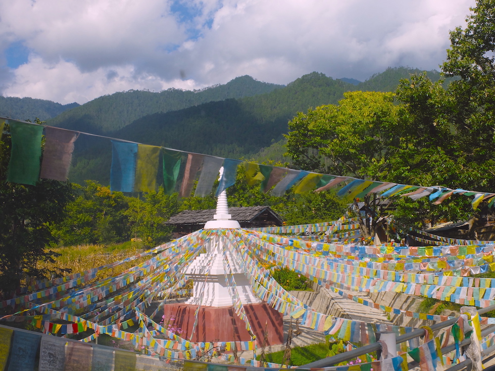 A stupa at the turn to Kogang Village
